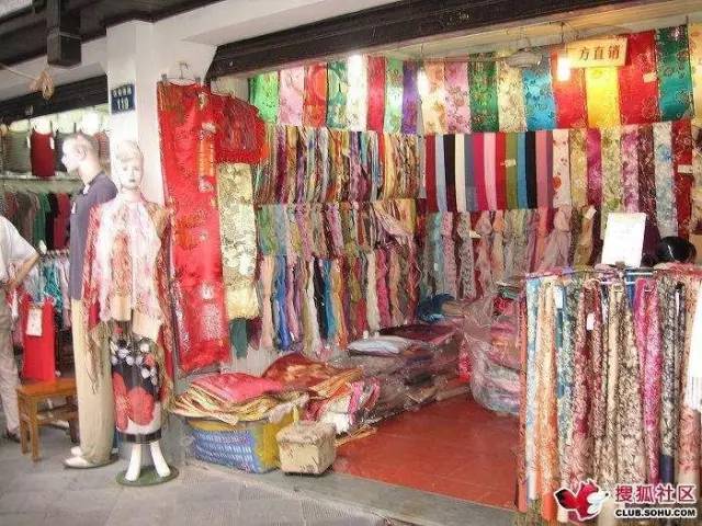 2017蘇杭絲綢服裝（郟縣）博覽會(huì)盛大開(kāi)幕 3000條真絲圍巾免費(fèi)送，針紡織品精品匯聚